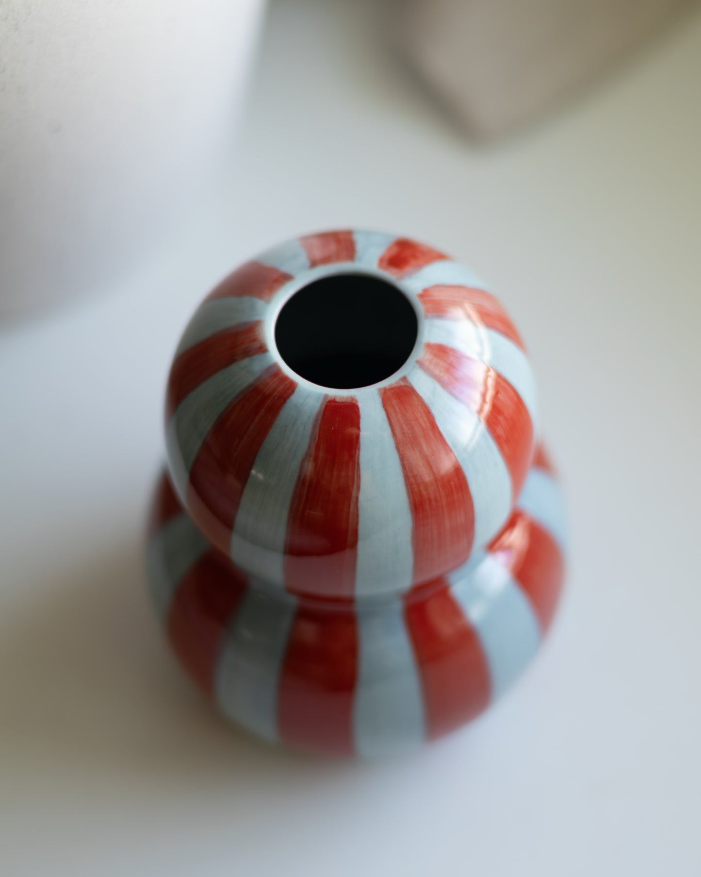 Fonda フラワーベース バーガンディ×ペールブルー ストライプ